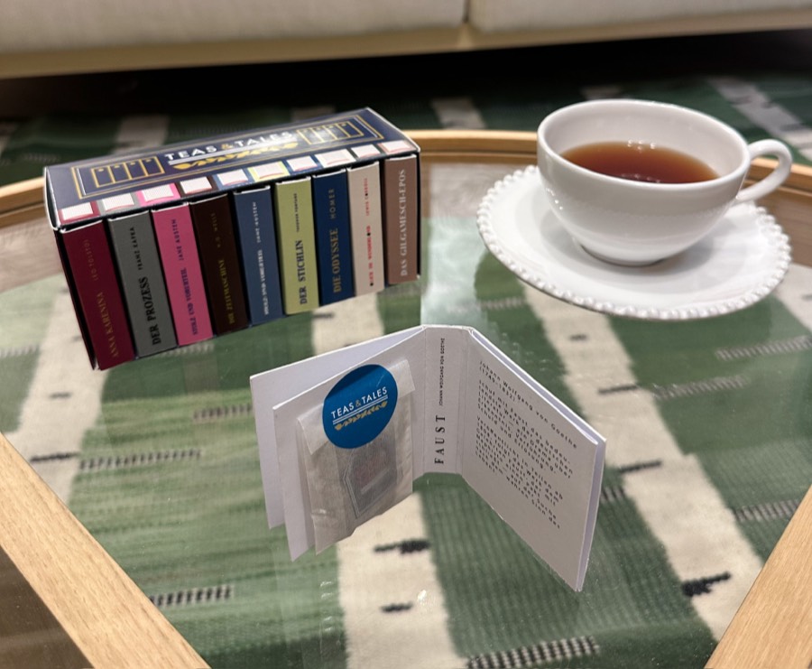 Aufgeschlagenes Faust Mini-Buch mit Teebeutel